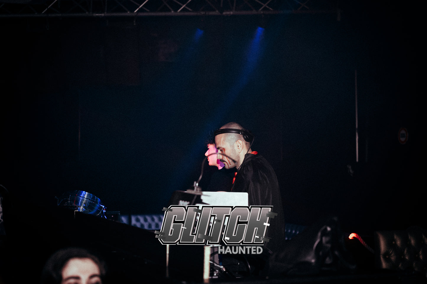 PHOTOS GLITCH : HAUNTED